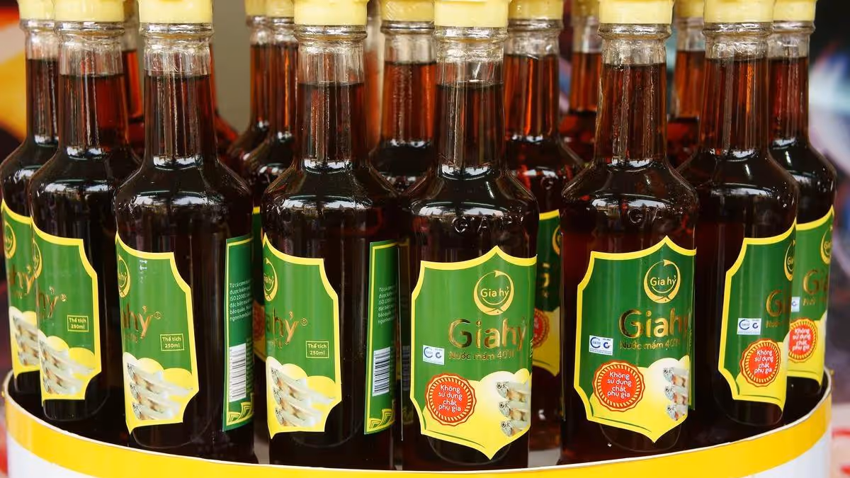 Bouteilles de sauce nuoc mam vietnamienne Gia Hỷ exposées sur un étalage traditionnel