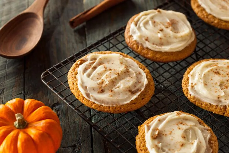 Cookies aux épices pumpkin spice fraîchement cuits sur une plaque de cuisson