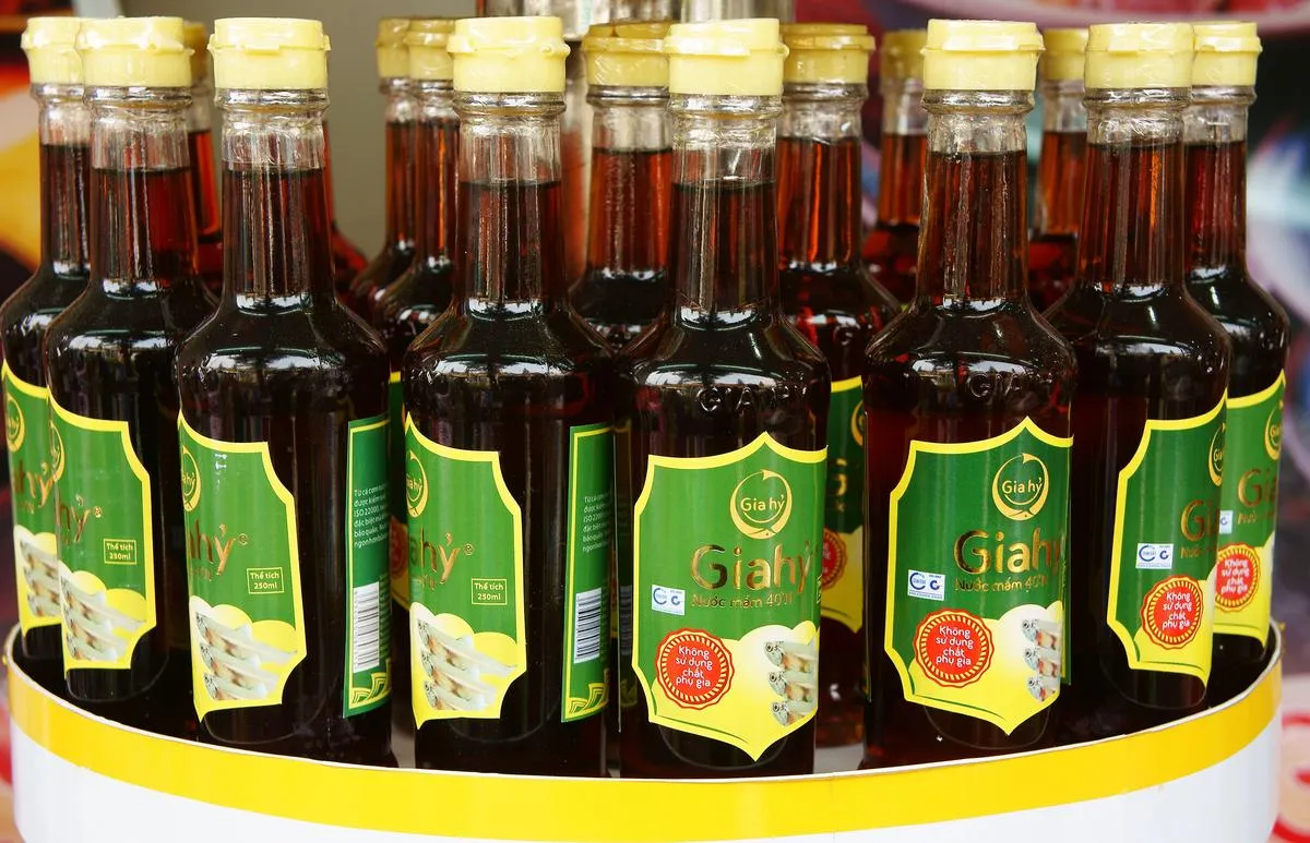 Bouteilles de sauce nuoc mam vietnamienne Gia Hỷ exposées sur un étalage traditionnel