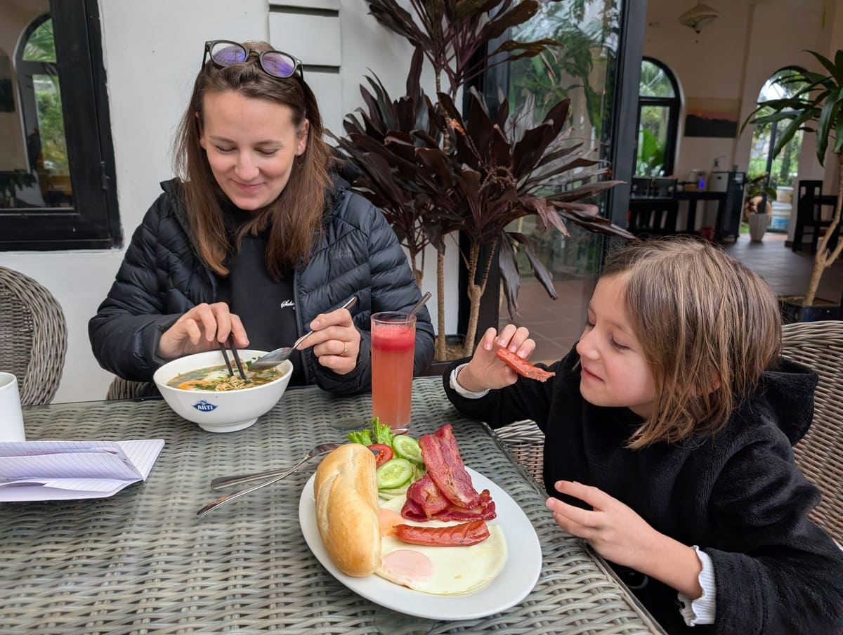 Maud et sa fille Anna dégustant un petit-déjeuner au Vietnam